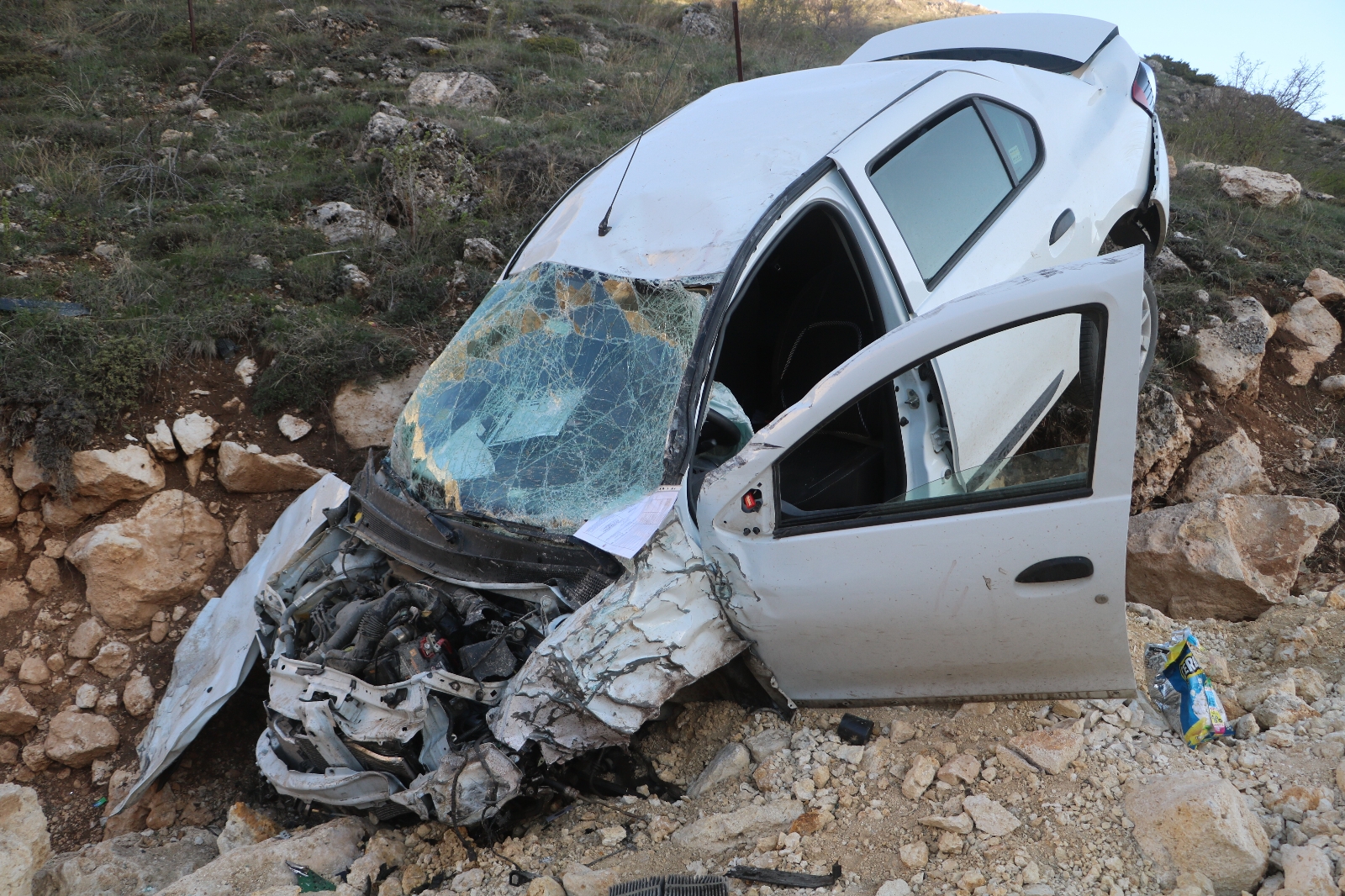 Kazada şarampole uçan otomobil hurdaya döndü: 3 yaralı
