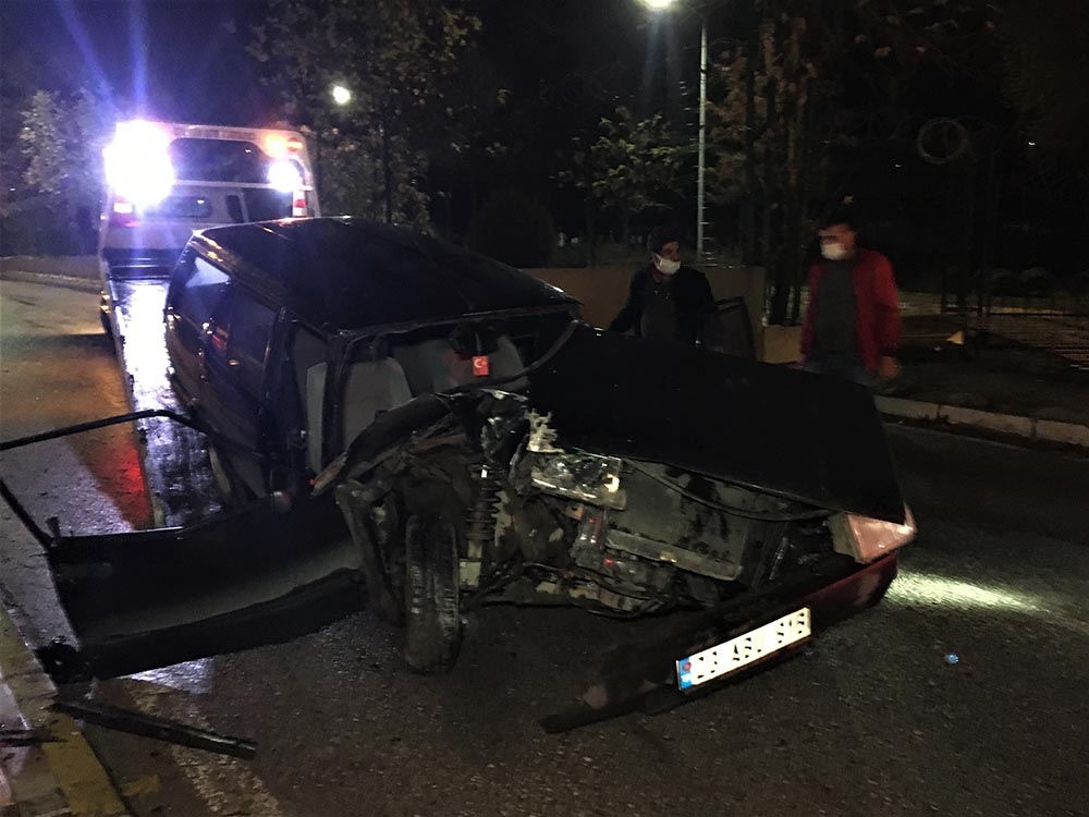 Kazada savrulup direğe çarpan otomobil hurdaya döndü: 5 yaralı