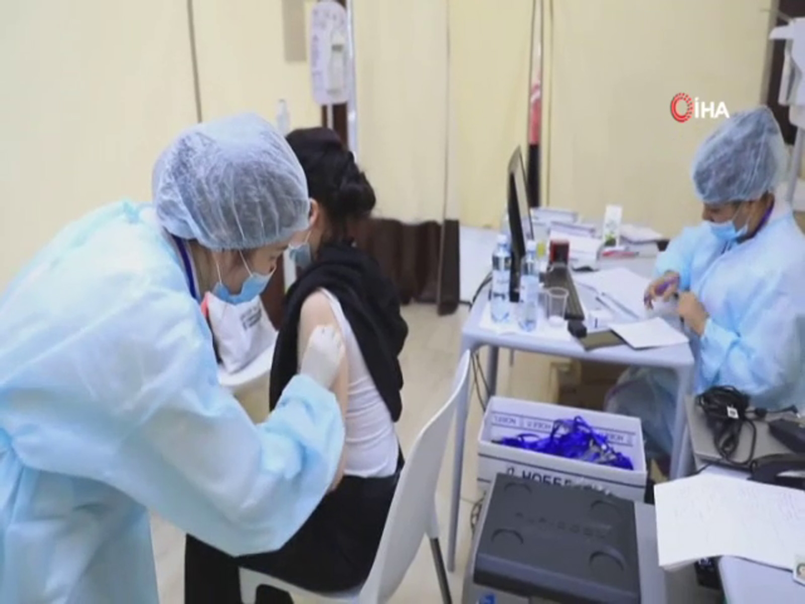 Kazakistan’da alışveriş merkezlerinde aşılama yapılıyor