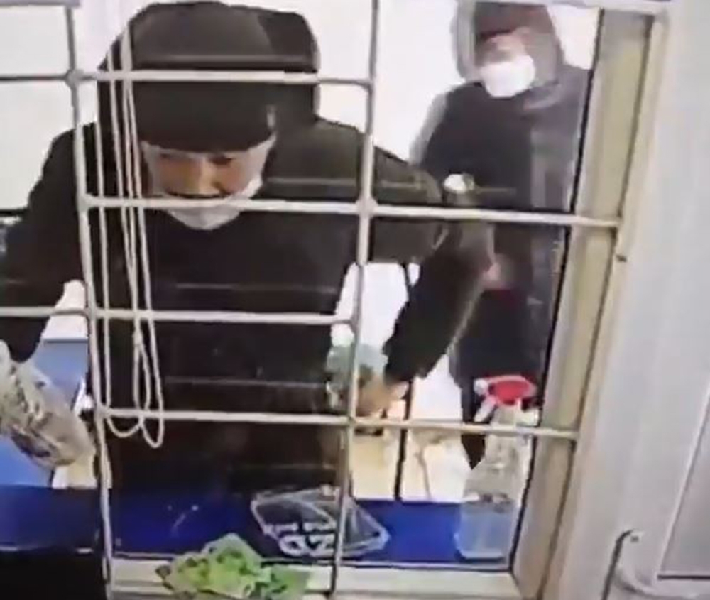 Kazakistan’da hırsızlar mikrokredi ofisini benzin dökerek soydu