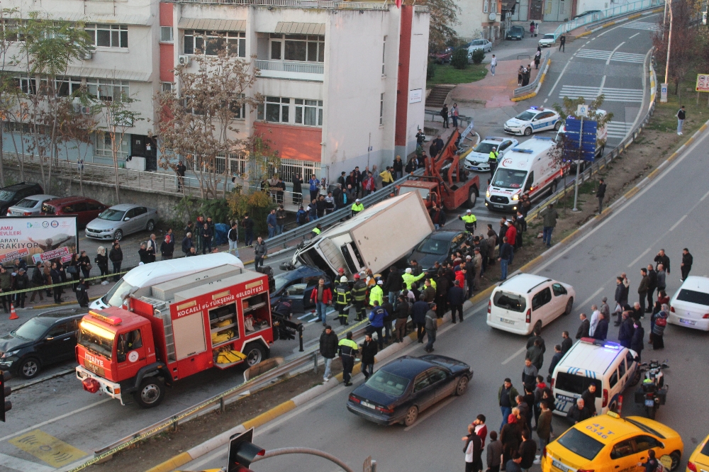 Kazaların Bitmediği Yokuşta Kamyon 6 Aracı Biçti: 2 Yaralı