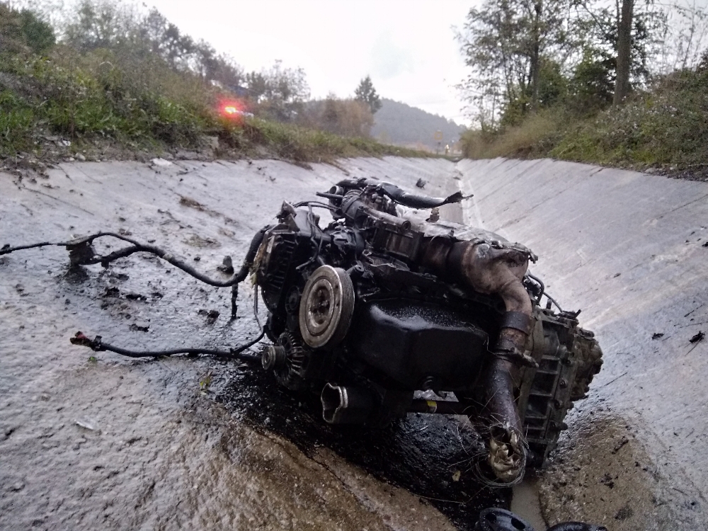 Kazanın şiddetiyle otomobilin motoru fırladı