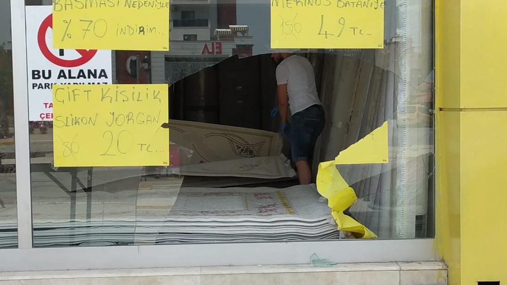 Kazaya yapan aracın kopan tekerliği mağaza camından içeri girdi
