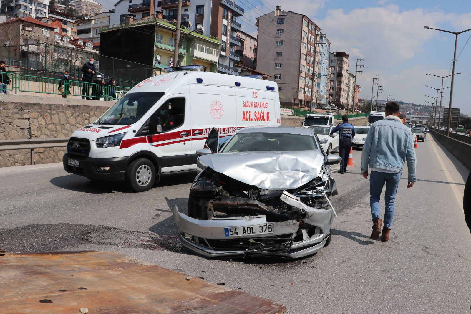 Kazayı izlerken kaza yaptılar: 4 yaralı