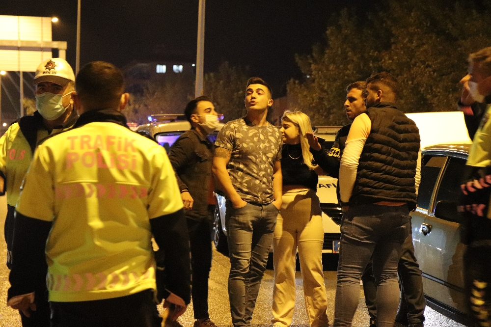 Kazayı unutup yolun ortasında tekme tokat kavga ettiler