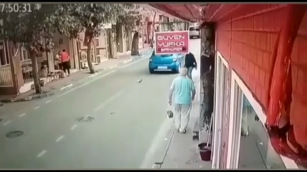 Kediyi ezdi arkasına bakmadan yoluna devam etti: O anlar kamerada