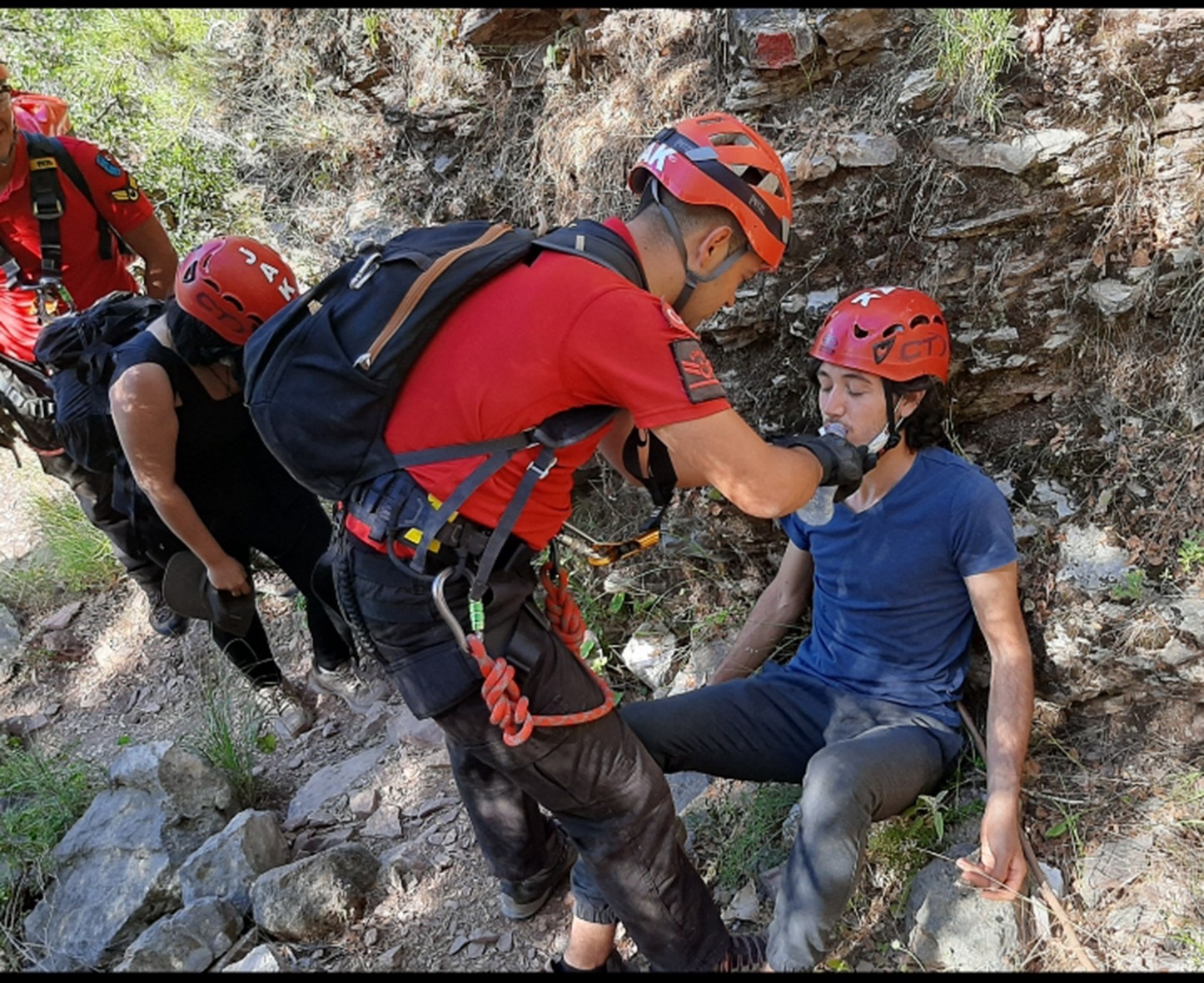 Kelebekler Vadisi’nde mahsur kalan iki tatilciyi JAK kurtardı