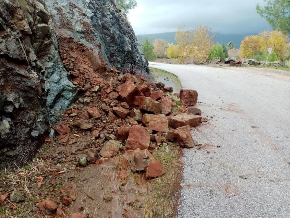 Kemer’de tarım alanları suyla doldu, köprü tıkandı, kaya parçaları yollara düştü