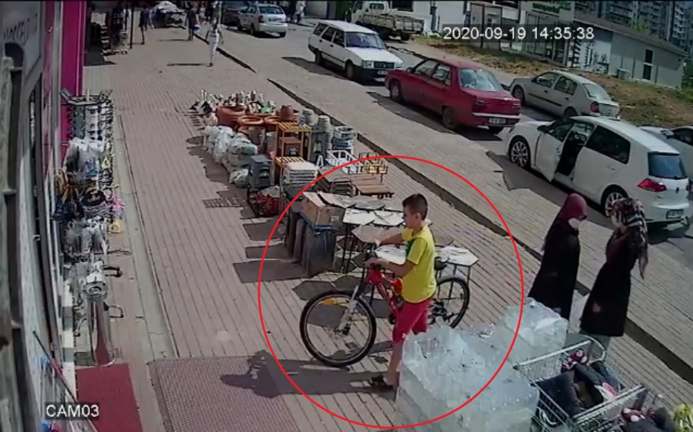 Kendi bisikletini bırakıp başka bisikleti çaldı...O anlar kamerada