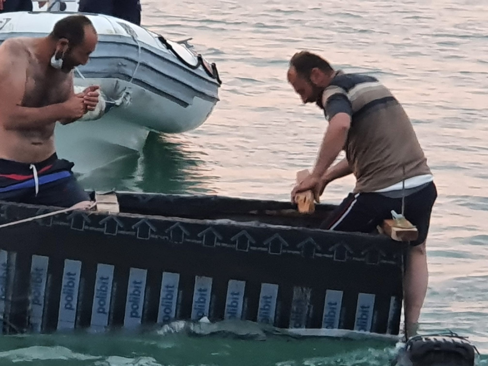 Kendi yaptıkları sal ile denizde mahsur kaldılar