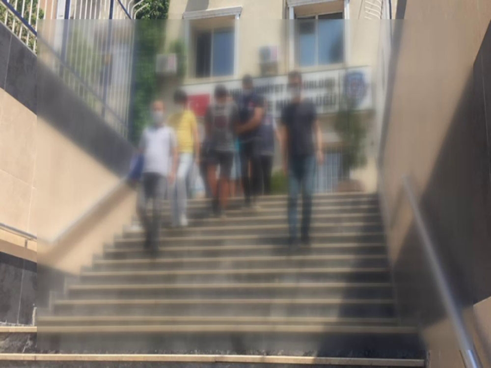 Kendilerine polis süsü vererek para ve cep telefonu çalan şebeke kamerada