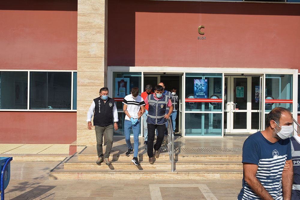 Kendilerini devlet yetkilisi olarak tanıtıp 1 milyon 500 bin’lik vurgun yaptılar
