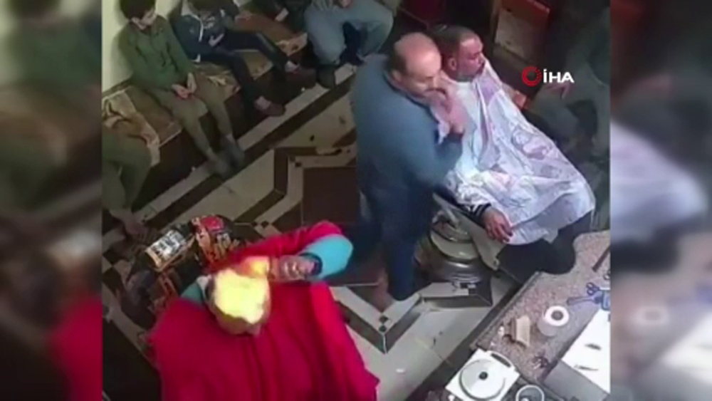 Kendini sterilize etmeye çalışırken kafasını ateşe verdi