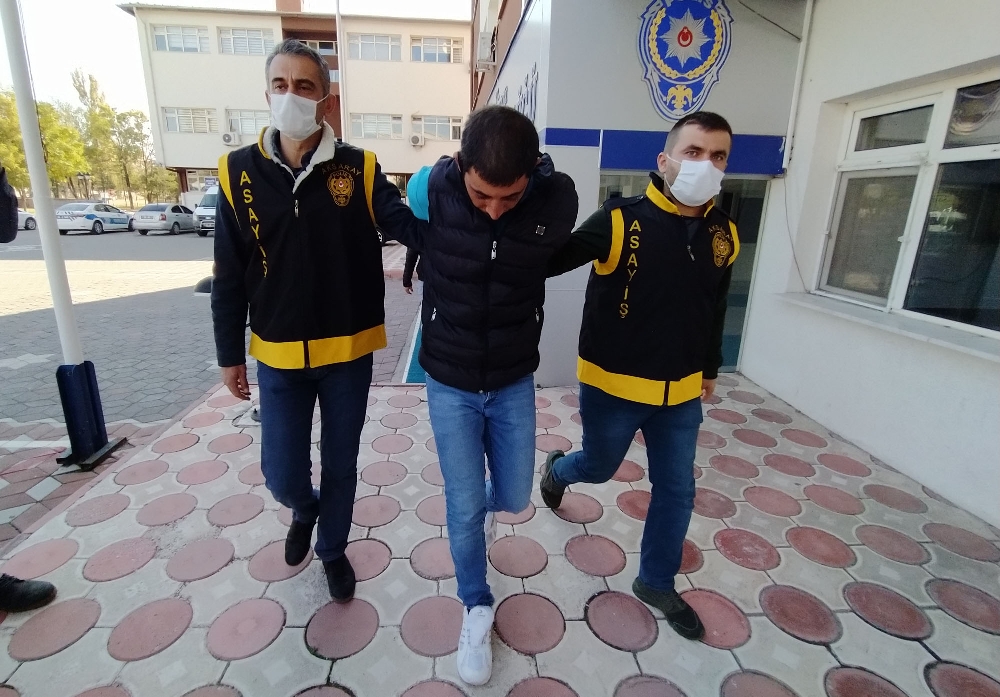 Kendisinden ayrılmak isteyen eşini öldürdü: 