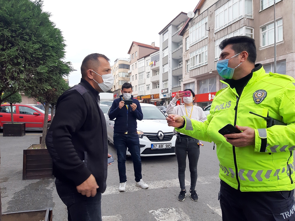 Kendisine çarpan sürücüye tepki gösterdi: 