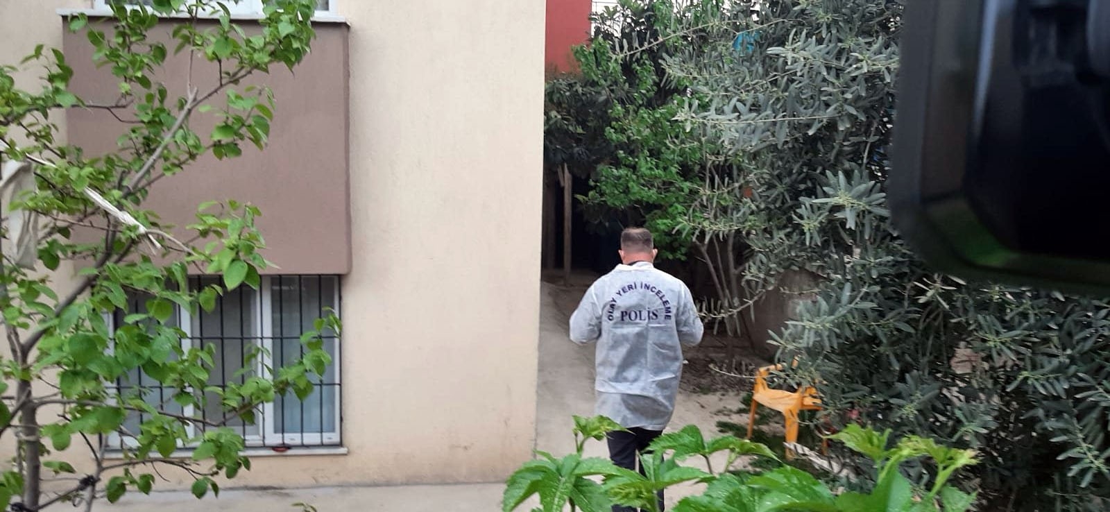 Kendisine silah doğrultan babasını 6 yerinden bıçakladı