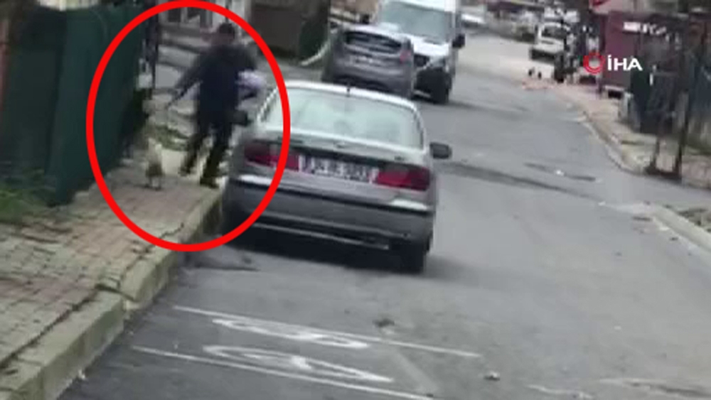 Kendisine taş atan postacıya unutamayacağı bir ders verdi