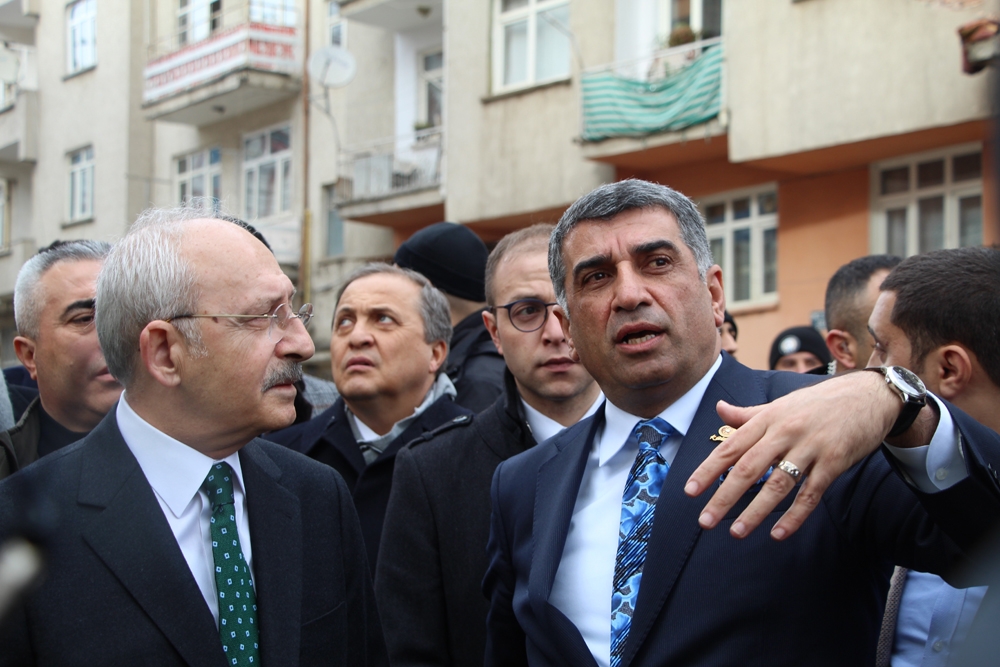 Kılıçdaroğlu, 14 kişinin hayatını kaybettiği enkaz alanında inceleme yaptı