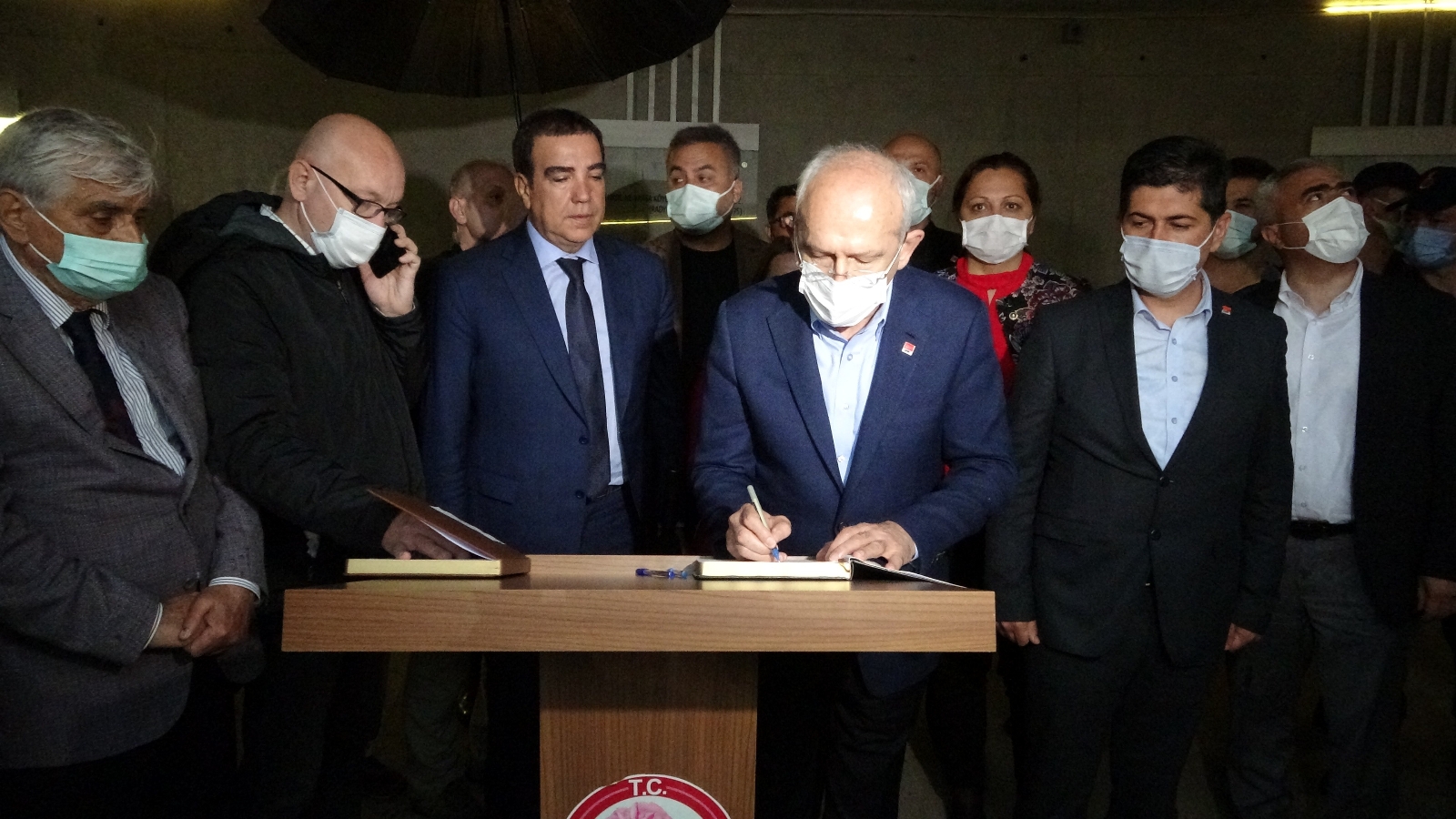 Kılıçdaroğlu, 9. Cumhurbaşkanı Demirel’in anıt mezarına çiçek bırakıp dua etti