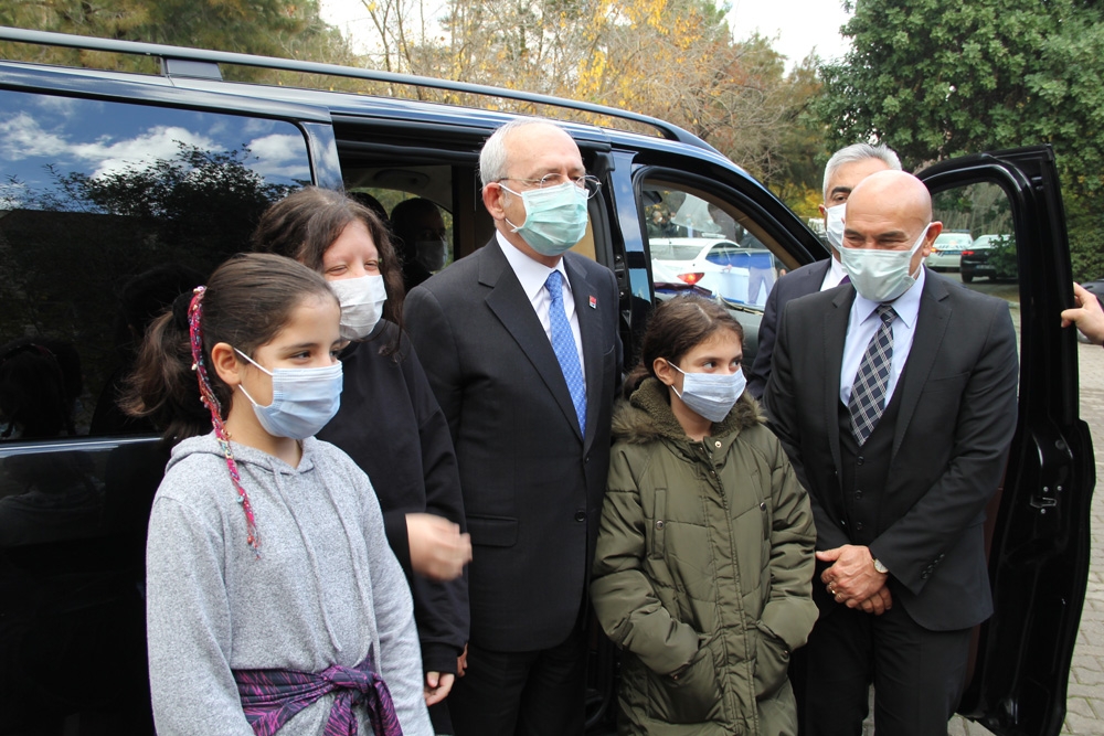 Kılıçdaroğlu, depremin simgelerinden Ayda Gezgin ve Elif Perinçek’i ziyaret etti