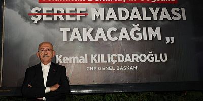 Kılıçdaroğlu eleştirildiği demirtaş afişinin önünde poz verdi