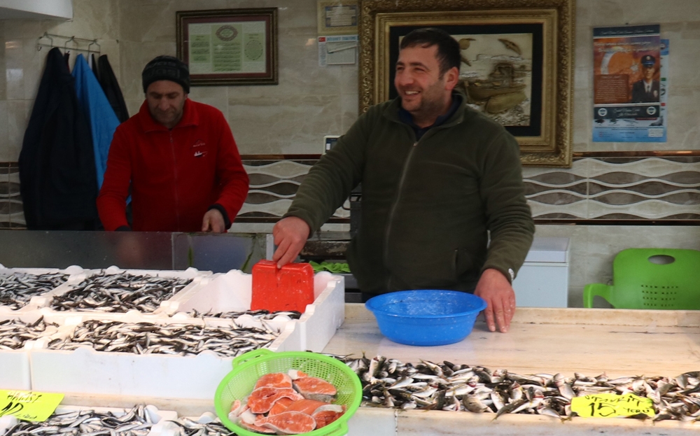 Kilosu 10 liraya düşen hamsi Rize’de yüzleri güldürdü