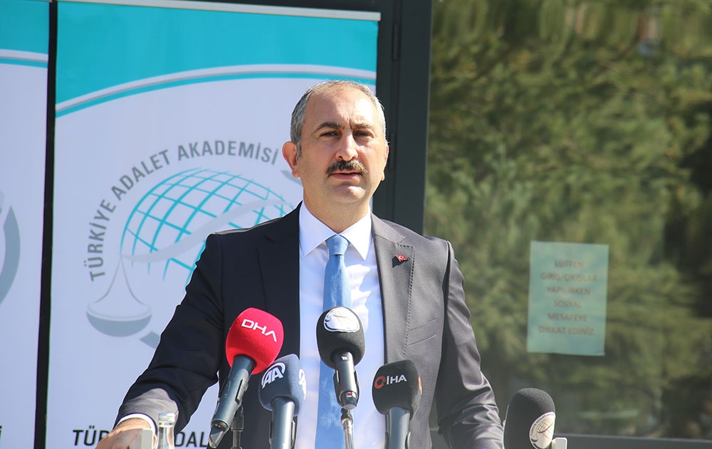 “Kimsenin mahkemeleri etkilemeye, tesir altına almaya hakkı ve yetkisi yoktur”