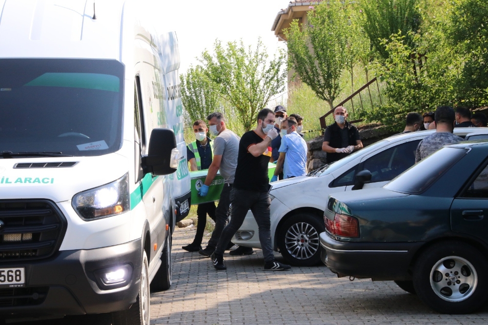 Kiraladığı otomobilinin içinde ceset buldu