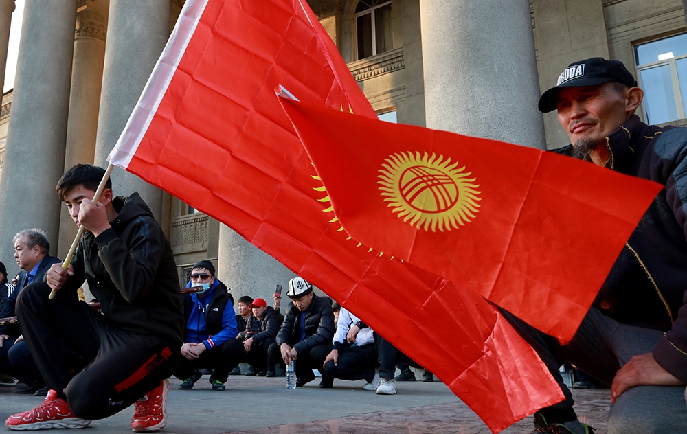Kırgızistan’da Başbakan Caparov’un destekçilerinden hükümet binasında protesto