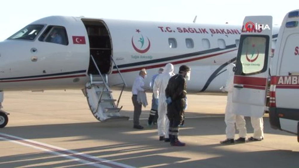 Kırgızistan’daki Kovid-19 hastası Türk vatandaşları ambulans uçakla yurda getirildi