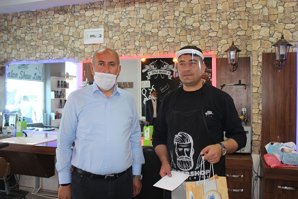 Kırıkkale’de ‘askıda tıraş’ dayanışması başlatıldı
