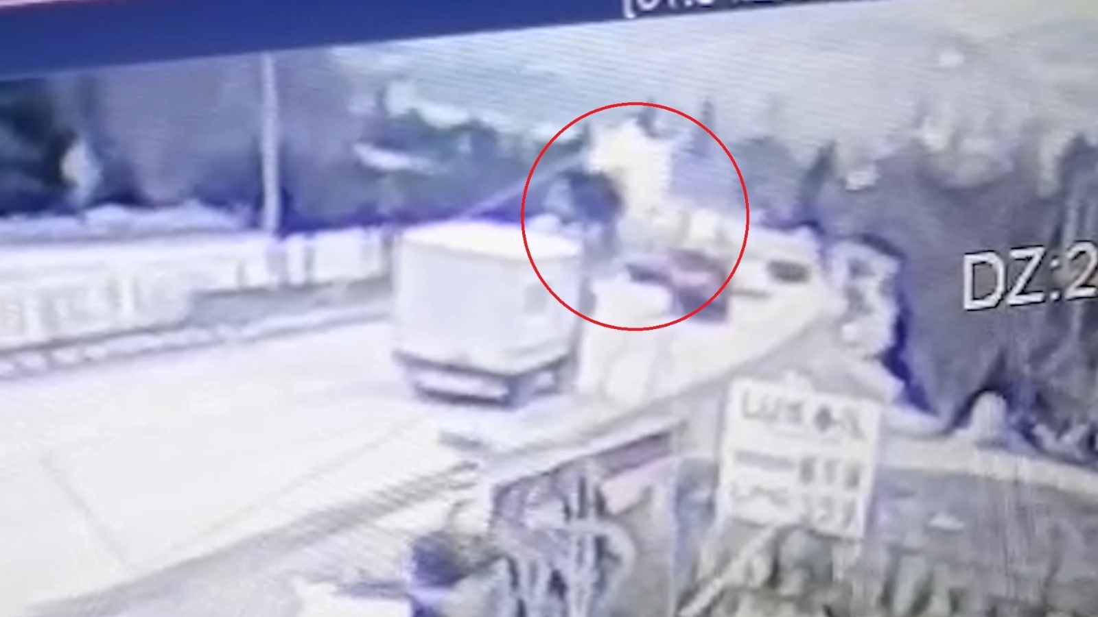 Kırıkkale’deki feci kaza kamerada: Karşı şeride havalandı, lüks otomobilin üstüne düştü