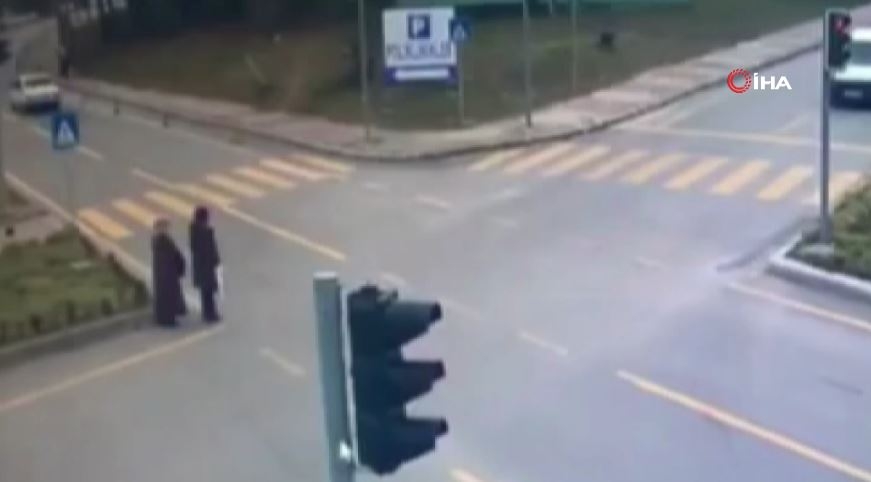 ’Kırmızı ışık ihlali’ faciası: 1 kişinin öldüğü, 3 kişinin yaralandığı kaza kamerada