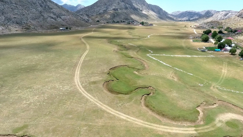 Kışın ortaya çıkıp, yazın kaybolan 10 bin metrekarelik doğa harikası