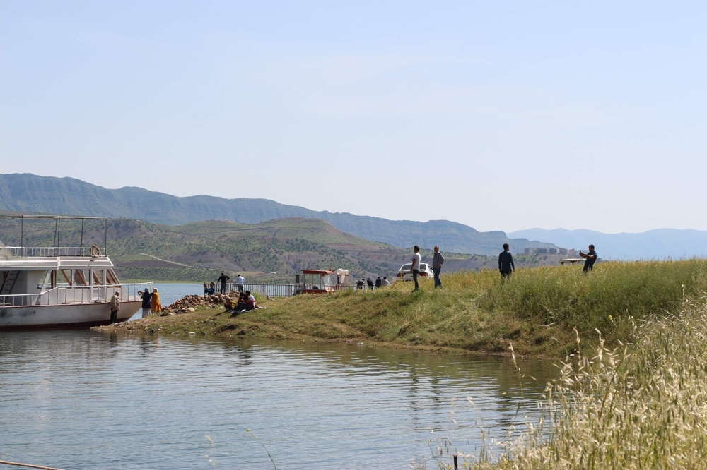 Kısıtlama 4 saatliğine kaldırıldı, Siirtli çocuklar su kenarına akın etti