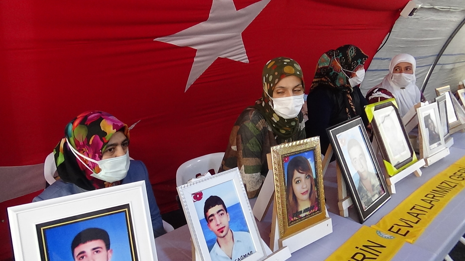 Kısıtlama bitti, aileler HDP önündeki çadırda eylemlerine devam etti