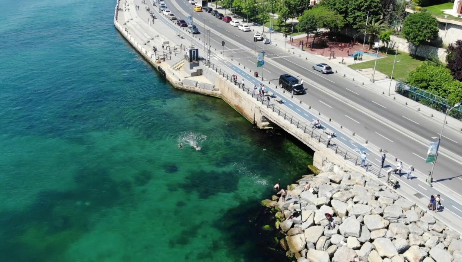 Kısıtlama dinlemediler denize girdiler