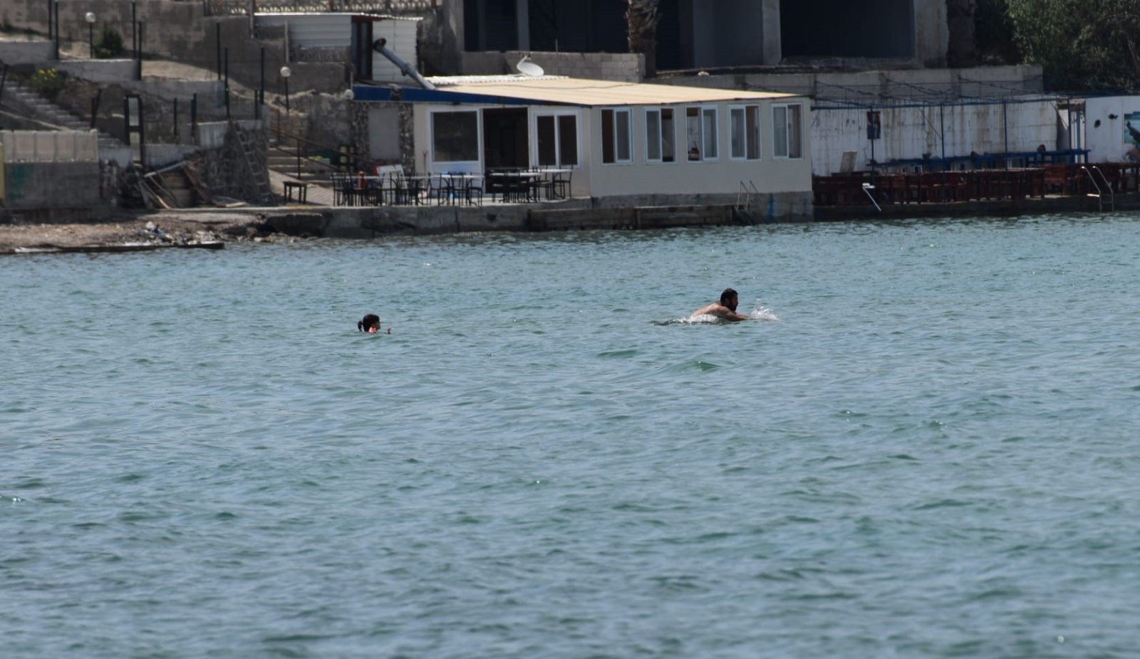 Kısıtlama dinlemediler, tenha yerlerde denizin keyfini yaşadılar