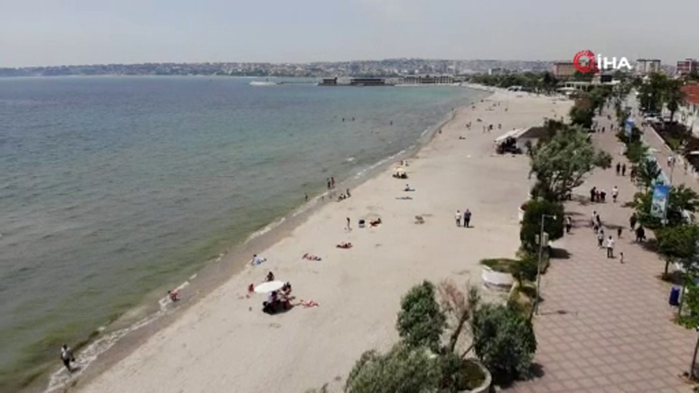 Kısıtlama olmayınca Büyükçekmece’de vatandaşlar plajlara koştu