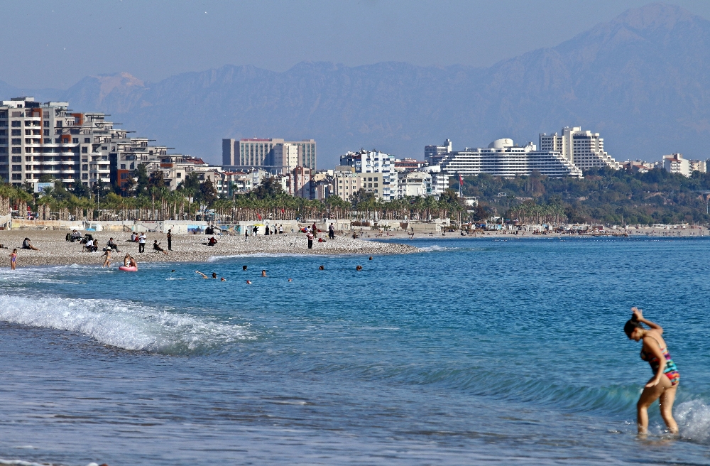Kısıtlama öncesi dünyaca ünlü sahil turistlere kaldı