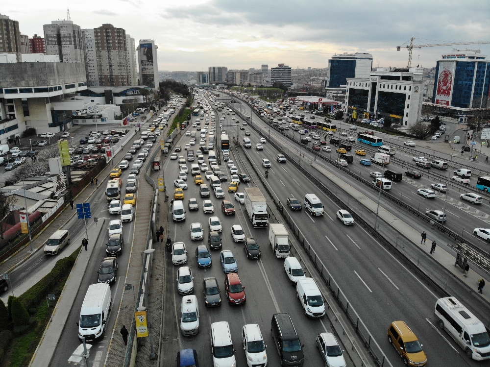 Kısıtlama öncesi İstanbul’da trafik yoğunluğu oluştu