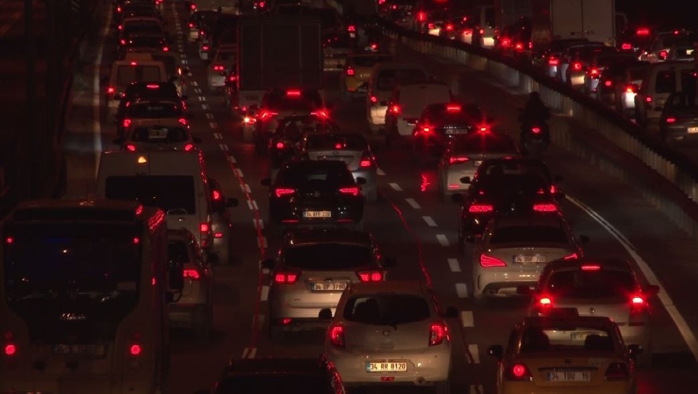 Kısıtlama öncesi metrobüs ve -E5’te yoğunluk oluştu