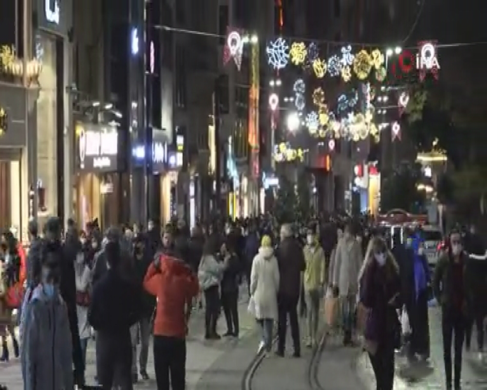 Kısıtlama öncesi Taksim ve İstiklal Caddesi’nde yoğunluk