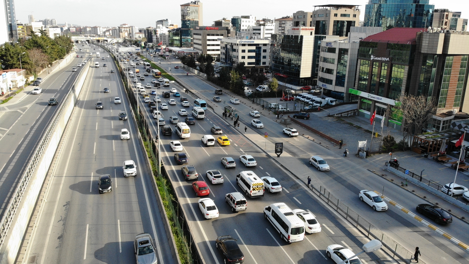 Kısıtlama saati değişti, trafikte yoğunluk erkenden başladı