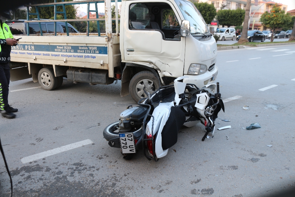 Kısıtlama saatinde ehliyetsiz kullandığı motosikletle hastanelik oldu