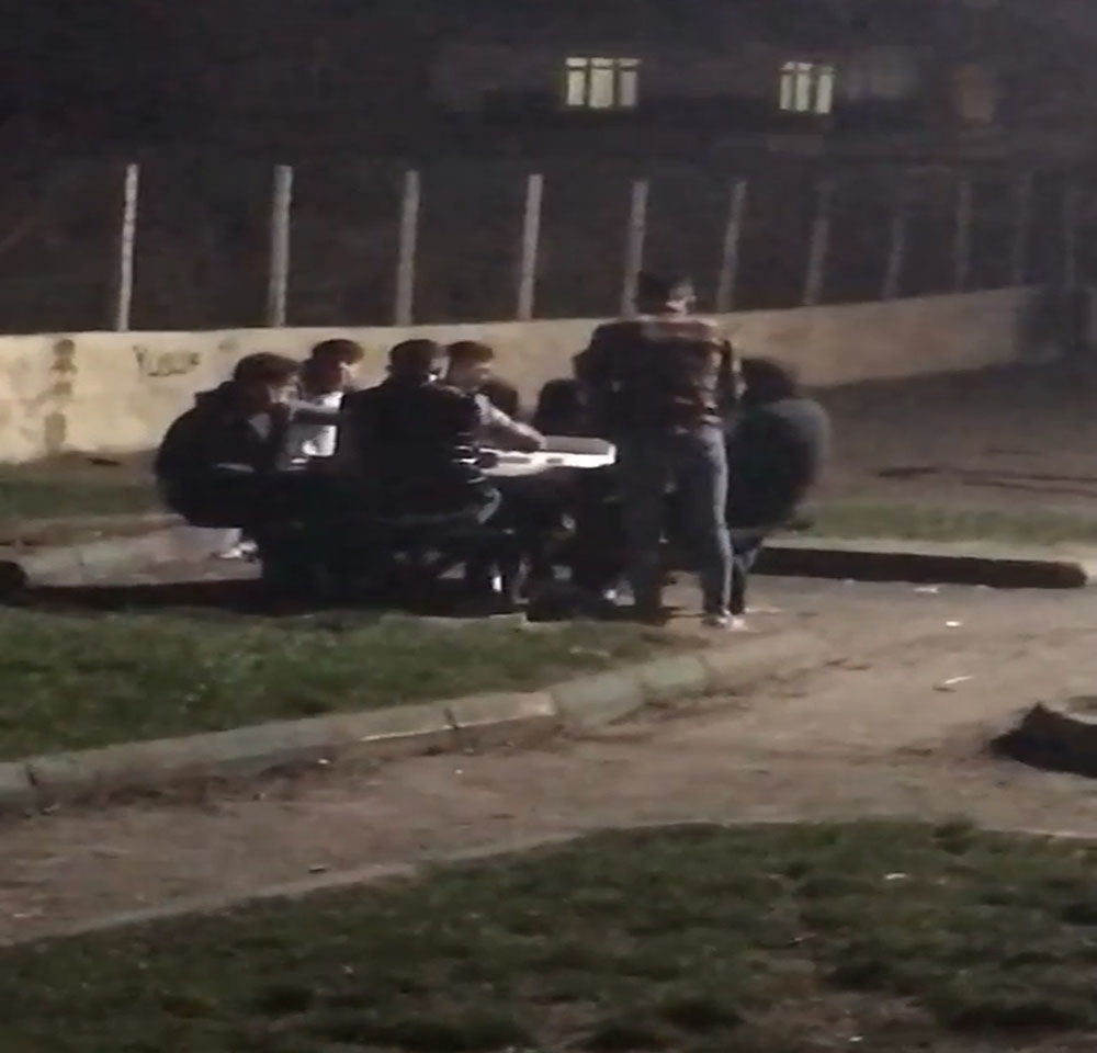 Kısıtlama saatinde parkta okey pahalıya patladı