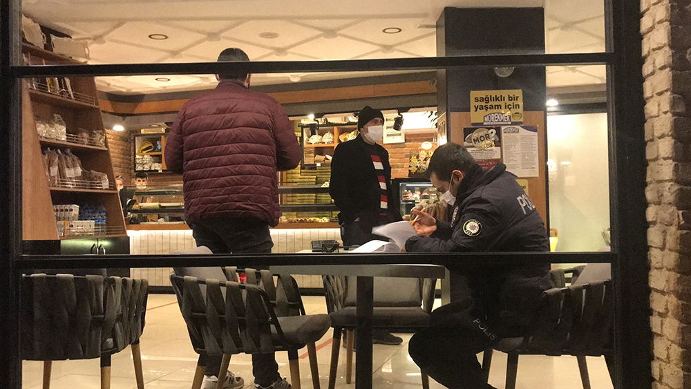 Kısıtlama saatinde tatlı alan şahsa ve pastane sahibine ceza yağdı