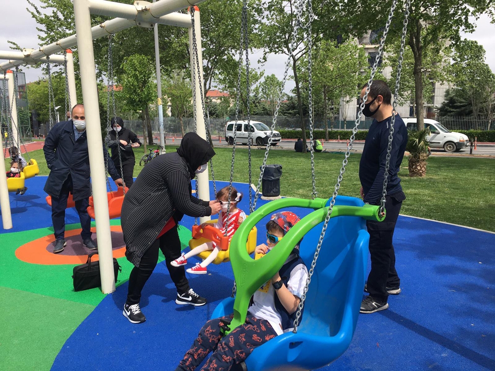 Kısıtlama sonrası çocuklar parklara koştu doyasıya eğlendi