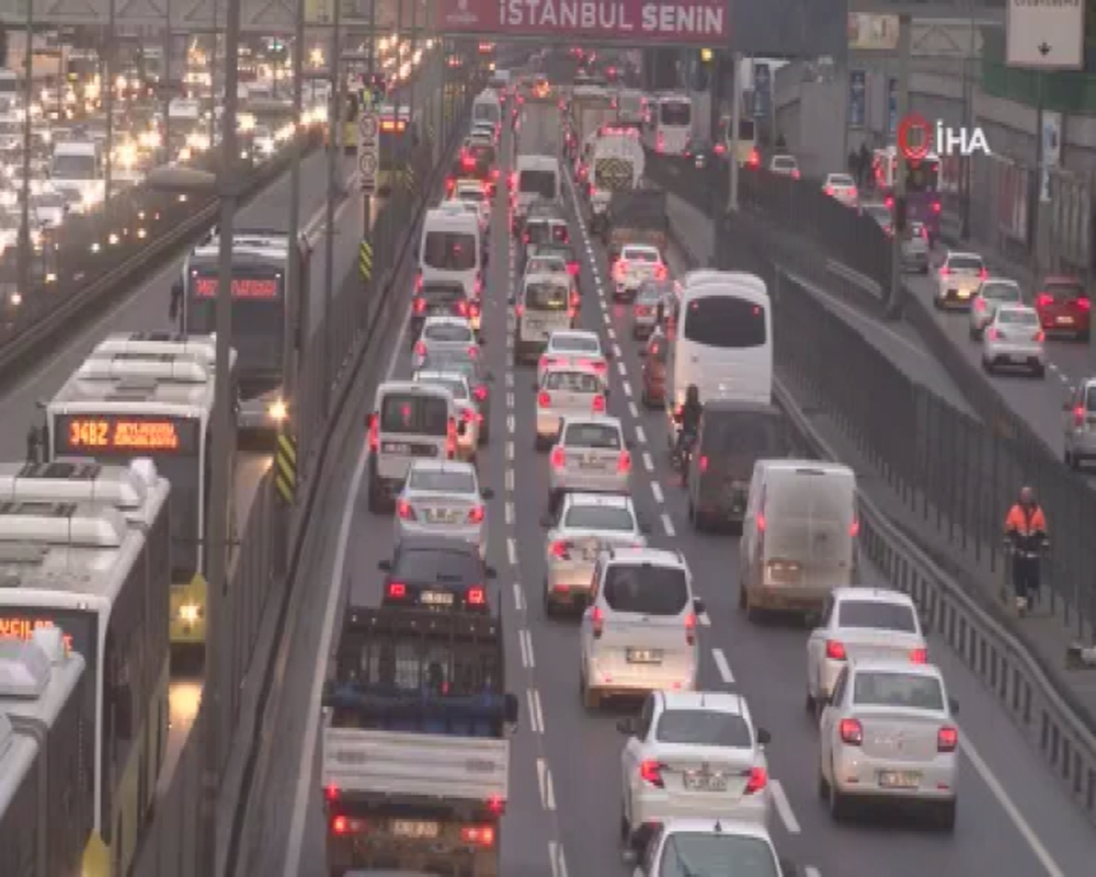 Kısıtlama sonrası İstanbul’da trafik yoğunluğu oluştu