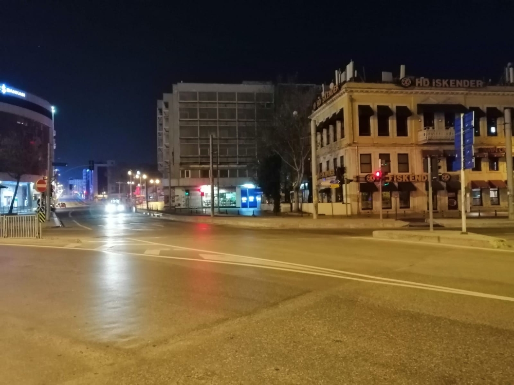 Kısıtlama sonrası meydanlar boşaldı